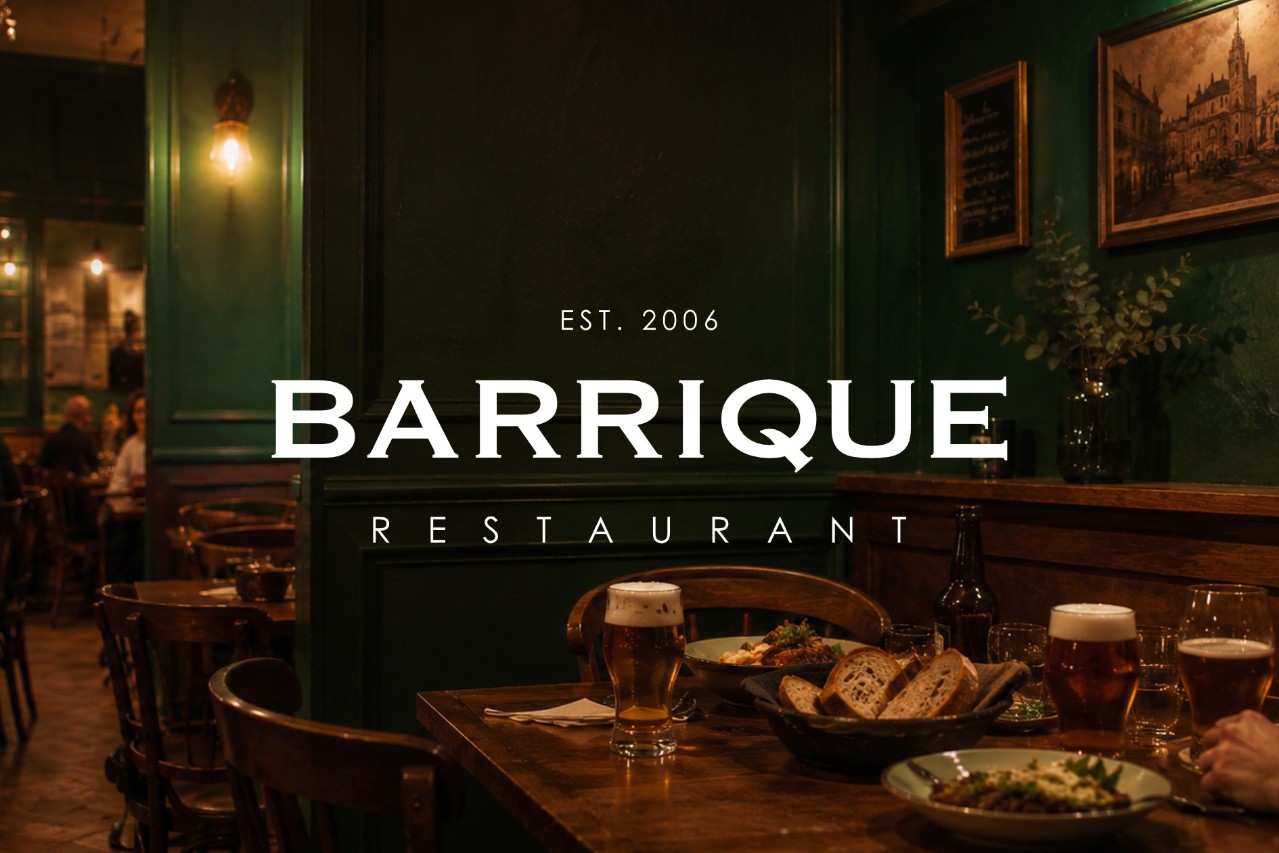 Interiér restaurace BARRIQUE Žilina s logem, pivem a chlebem na stole